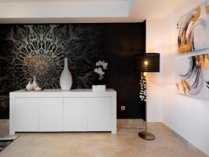 Telewizja i/lub zestaw kina domowego w obiekcie 2305 - Luxury villa with sea view and pools