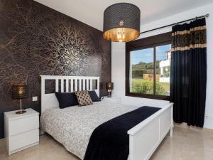 sypialnia z białym łóżkiem i dużym oknem w obiekcie 2305 - Luxury villa with sea view and pools w mieście San Roque +37 zdjęć