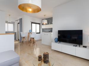Telewizja i/lub zestaw kina domowego w obiekcie 2305 - Luxury villa with sea view and pools