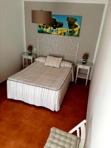 タリファにあるEncanto de Tarifaのベッドルーム1室(ベッド1台、エンドテーブル2台付)