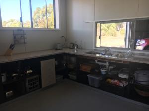 eine Küchentheke mit einem Waschbecken und einem Fenster in der Unterkunft Something Different - Shedstay in Donnybrook