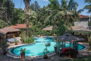 Pemandangan kolam renang di La Mada Hotel atau berdekatan