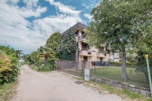 Foto dalla galleria di Casa Lugana 9 - monolocale con piscina fronte lago a Sirmione