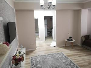 sala de estar con sofá y mesa en YNS Apartaments, en Iaşi