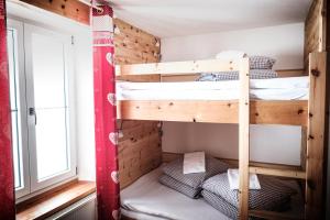 Palanda nebo palandy na pokoji v ubytování Gasthof Fallmühle