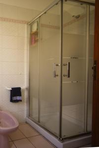 ジュリアノーヴァにあるRITA'S ROOM ON THE SEAのバスルーム(ガラス張りのシャワー、シンク付)