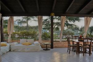 um quarto com uma cama, uma mesa e cadeiras em I Tre Coni - Villaggio di Mary em Locorotondo