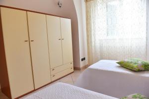 um quarto com 2 camas e um armário grande em I Tre Coni - Villaggio di Mary em Locorotondo