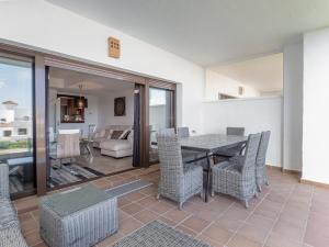 una sala da pranzo con tavolo e sedie di 2305 - Luxury villa with sea view and pools a San Roque