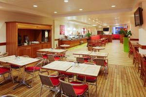 un restaurante con mesas y sillas y un bar en ibis Reading Centre en Reading