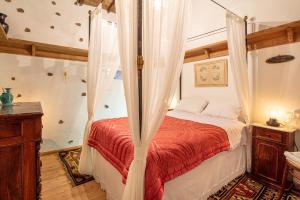 安塔利亞的住宿－Yeniçeri Ahmet Ağa Konağı，一间卧室配有一张带天蓬的床
