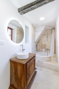 Koupelna v ubytování B&B du Couvent, chambre aux paons + 8 fotografií