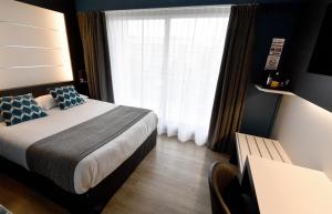Postel nebo postele na pokoji v ubytování Hôtel Des Quatrans