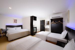 Tempat tidur dalam kamar di E-Red Hotel Bayu Mutiara