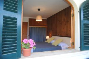 een slaapkamer met een bed en een potplant bij Alojamiento Tramuntana in Sóller