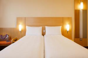ibis Reading Centre客房内的一张或多张床位