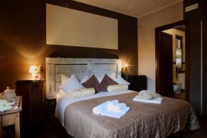 um quarto com uma cama grande com duas toalhas em Tre colline in langa em Bubbio