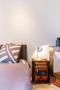 Postel nebo postele na pokoji v ubytování B&B du Couvent, vue château