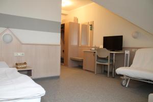 a hospital room with two beds and a desk with a computer at Hotel Hamm in Weiterstadt