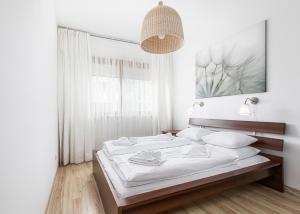 Una cama o camas en una habitación de Apartments Świnoujście Center II by Noclegi Renters
