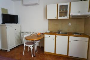 Kuchyň nebo kuchyňský kout v ubytování Apartments and Rooms Degra