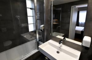 Koupelna v ubytování Hôtel Des Quatrans