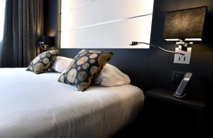 Postel nebo postele na pokoji v ubytování Hôtel Des Quatrans