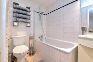 コルマールにあるAppartement La Terrasse sur courのトイレ、浴槽、洗面台を備えたバスルーム +17枚の写真