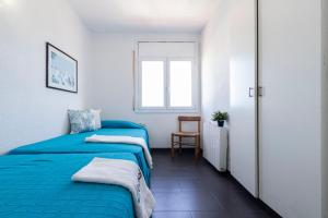A bed or beds in a room at Apartamento Rodas Arysal