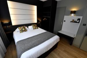 Postel nebo postele na pokoji v ubytování Hôtel Des Quatrans