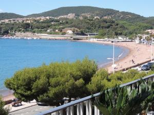 - un balcon offrant une vue sur la plage dans l'établissement emplacement privilégié pour ce bel appartement, à Agay