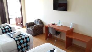 TV a/nebo společenská místnost v ubytování Express Inn Coronado & Camping
