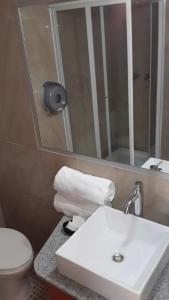 Bagno di Express Inn Coronado & Camping