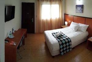 Letto o letti in una camera di Express Inn Coronado & Camping