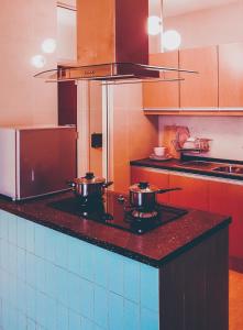 una cocina con fogones y 2 ollas. en 231TR by the Betty Roux Heritage, en Kuala Lumpur