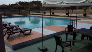 Piscina di Express Inn Coronado & Camping o nelle vicinanze