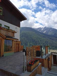einen Balkon eines Gebäudes mit Bergblick in der Unterkunft Hotel Riva Sport & Wellness in Vione