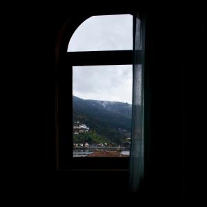 Uma vista geral da montanha ou uma vista da montanha a partir do hotel