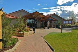 une maison avec une passerelle en briques devant un bâtiment dans l'établissement Edinburgh - Seton Sands - Rio Caravan - Pet Friendly, à Édimbourg