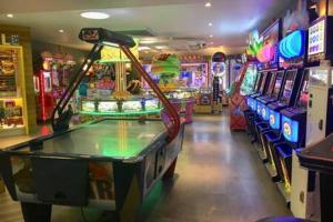 une salle d'arcade avec plusieurs jeux vidéo dans un magasin dans l'établissement Edinburgh - Seton Sands - Rio Caravan - Pet Friendly, à Édimbourg