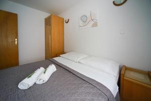 Postel nebo postele na pokoji v ubytování Apartments and Rooms Degra