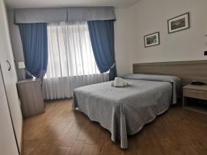 Ένα ή περισσότερα κρεβάτια σε δωμάτιο στο Hotel Chopin