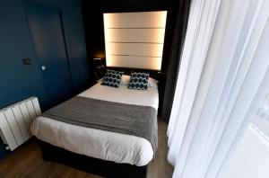 Postel nebo postele na pokoji v ubytování Hôtel Des Quatrans