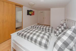 a bedroom with two beds with checkered pillows at Ferienwohnung Rottweil Zentrum in Rottweil
