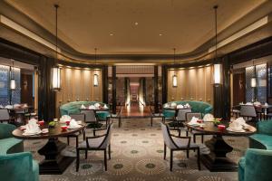 西安西安唐华华邑酒店 - IHG旗下酒店的餐厅效果图，配有桌椅