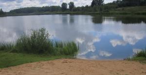 un grand lac avec des nuages dans l'eau dans l'établissement База отдыха Логи, à Gerchiki