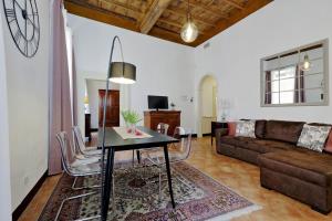 sala de estar con mesa y sofá en Bollo en Roma