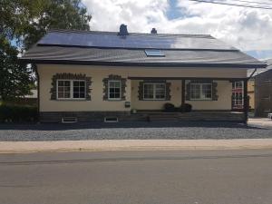 a house with a solar panel on the roof at Lindenhaus in Weywertz