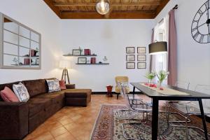 sala de estar con sofá y mesa en Bollo, en Roma