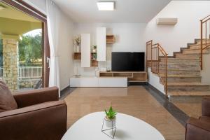 salon z kanapą i telewizorem w obiekcie Lusi house w mieście Sveti Filip i Jakov